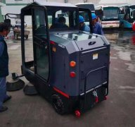 人工清掃效率低？用電動(dòng)掃地車