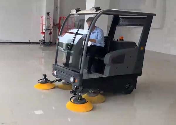 電動(dòng)掃地車廠家哪家好？?jī)r(jià)格怎么樣